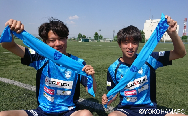 ネッククーラーを持つ横浜FC選手