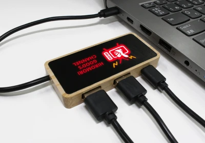 ロゴが光るUSBハブ